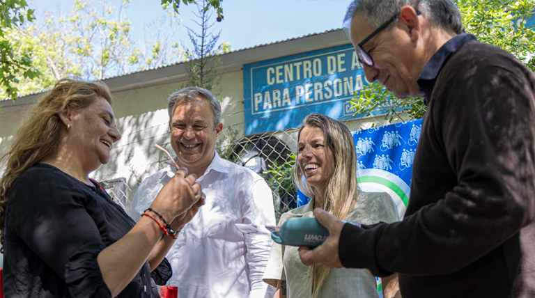 En un emotivo encuentro con vecinos, Cascallares entregó lentes a personas sin cobertura de salud 1 20251011 Brown Cascallares lentes Cascallares entregó lentes