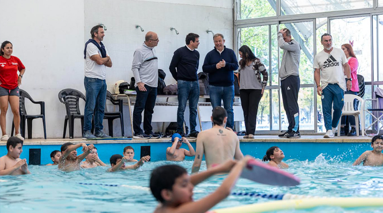 Cascallares acompañó a los chicos que participan del programa “Todos al Agua” en el Natatorio Municipal 1 20251013 Brown Cascallares Todos al agua Natatorio Municipal