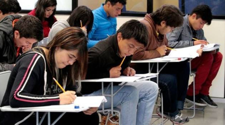 Brecha socioeconómica en la educación: Solo 6 de cada 10 jóvenes de bajos recursos terminan la secundaria 1 20251016 Aula chicos Brecha socioeconómica en la educación