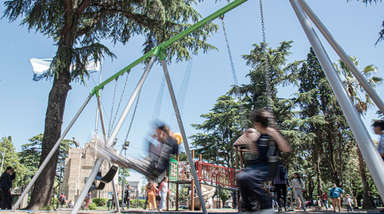 El Municipio renueva espacios e instala aparatos de salud y juegos infantiles en la plaza Belgrano de Burzaco 1 20251022 Brown Burzaco Plaza Belgrano 1 plaza Belgrano de Burzaco