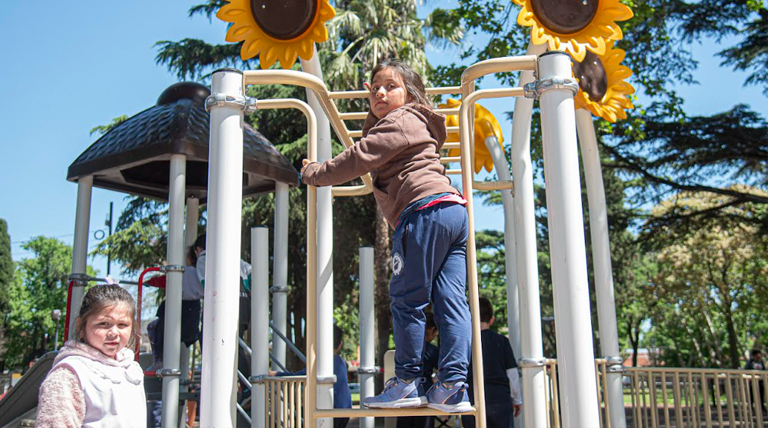 El Municipio renueva espacios e instala aparatos de salud y juegos infantiles en la plaza Belgrano de Burzaco 3 20251022 Brown Burzaco Plaza Belgrano 2 plaza Belgrano de Burzaco