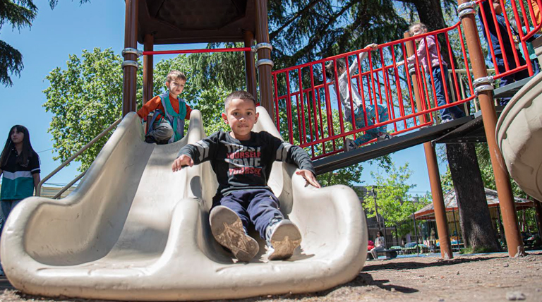 El Municipio renueva espacios e instala aparatos de salud y juegos infantiles en la plaza Belgrano de Burzaco 2 20251022 Brown Burzaco Plaza Belgrano plaza Belgrano de Burzaco