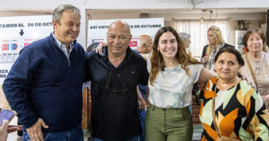 Cascallares y la candidata a diputada Jimena López dialogaron con jubilados sobre el uso de la boleta papel 3 20251022 Brown Cascallares Jimena Lopez Formación Laboral de Calzada