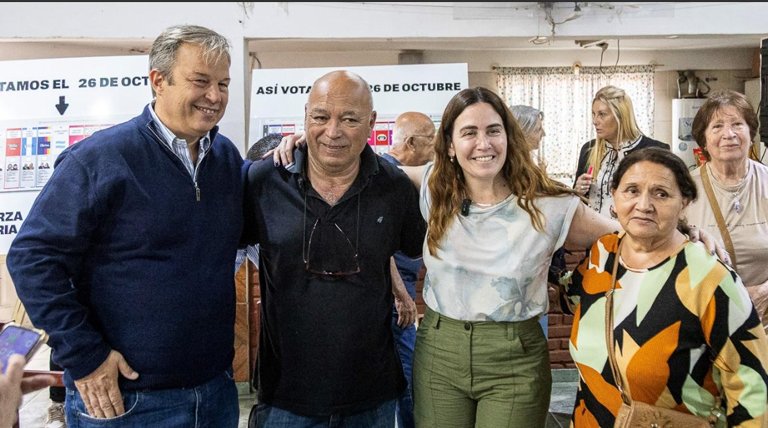 Cascallares y la candidata a diputada Jimena López dialogaron con jubilados sobre el uso de la boleta papel 1 20251022 Brown Cascallares Jimena Lopez Jimena López
