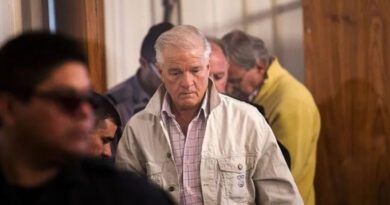 20251025 Carlos Indio Castillo Quitan las rejas de la Plaza de Mayo