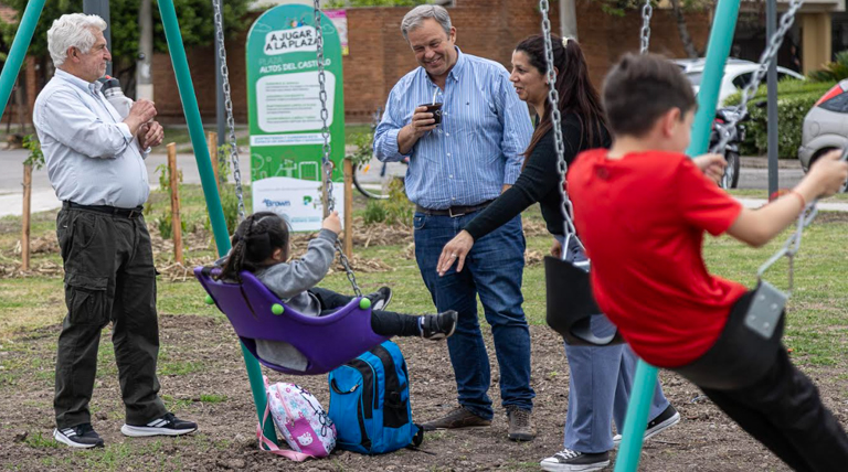 Cascallares recorrió una renovada plaza en Ministro Rivadavia y dialogó con los vecinos 1 20251029 Brown Cascallares Plaza Altos del Castillo Ministro Rivadavia