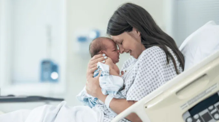 Primer embarazo con IA y robótica: La revolución de la fertilidad masculina severa 1 20251101 bebe embarazo con IA y robótica