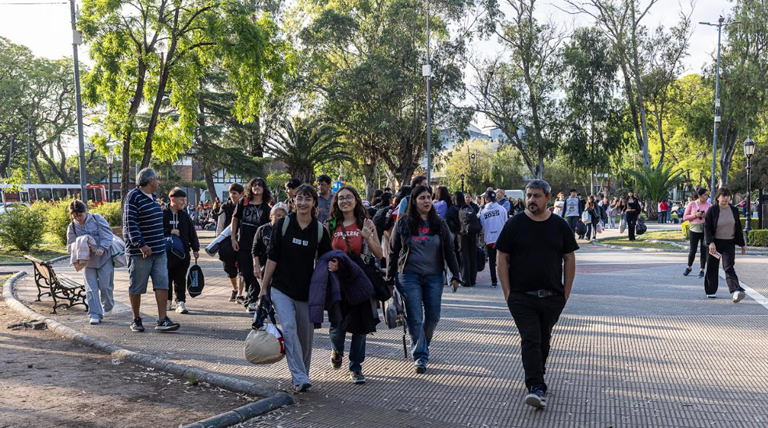 Más de 200 vecinos brownianos viajaron a ensenada en el marco del Programa “jóvenes y Memoria” 2 20251104 Brown programa Jovenes y Memoria 1 Programa “jóvenes y Memoria”