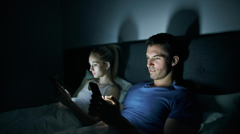 20251116 Celular dormir teléfono antes de dormir