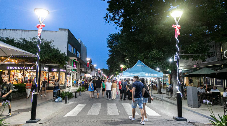 20251212 Brown Navidad Adrogue peatonal 1 Fiestas navideña