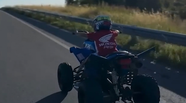 Seguridad vial: La Provincia inhabilita a un padre de 23 años por permitir conducir un cuatriciclo a su hijo de 5 años en ruta 1 20251212 Cuatri nene ñino de 5 años maneja cuatriciclo en la ruta