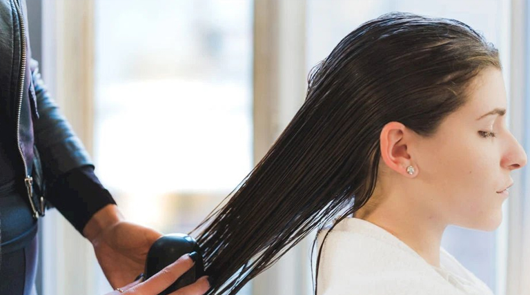 La ANMAT prohíbe productos de alisado por posible formol y falta de registro La ANMAT prohíbe productos de alisado por posible formol y falta de registro