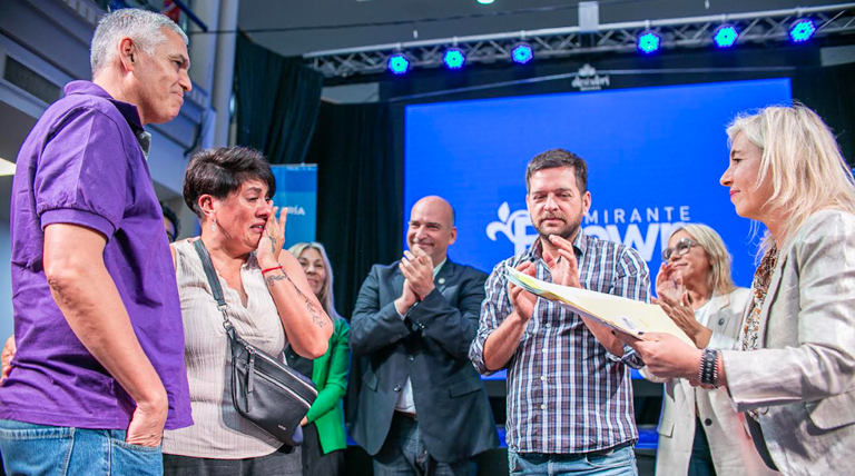 En un emotivo encuentro, vecinos de ocho localidades brownianas firmaron la escritura de su casa 2 20251216 Brown Escrituras Fabiani 1 entrega de escrituras en alte brown