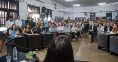 Cascallares y el equipo municipal participaron de la jura de los nuevos consejeros escolares de Alte Brown
