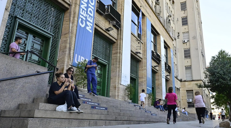 20251219 Hospital de clinica medicina Polideportivo Municipal
