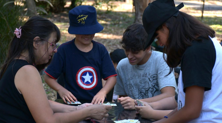 Vecinos disfrutaron del “Cine de Verano” y de una “Tarde de Juegos” en el Parque Ramón Carrillo