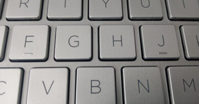 El secreto táctil del teclado: por qué las letras F y J tienen un relieve