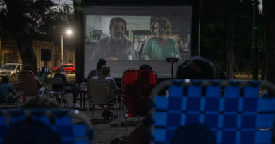 Cientos de vecinos disfrutaron de una nueva jornada de «Cine de Verano» en Alte Brown Cientos de vecinos disfrutaron de una nueva jornada de «Cine de Verano» en Alte Brown