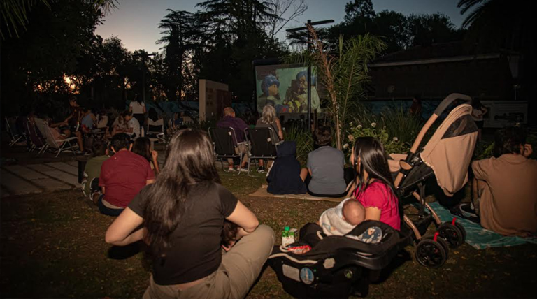Una multitud disfrutó de otra jornada de “Cine de Verano” en Almirante Brown Una multitud disfrutó de otra jornada de “Cine de Verano” en Almirante Brown