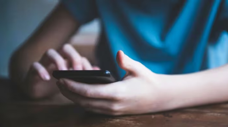 20260205 celular redes sociales