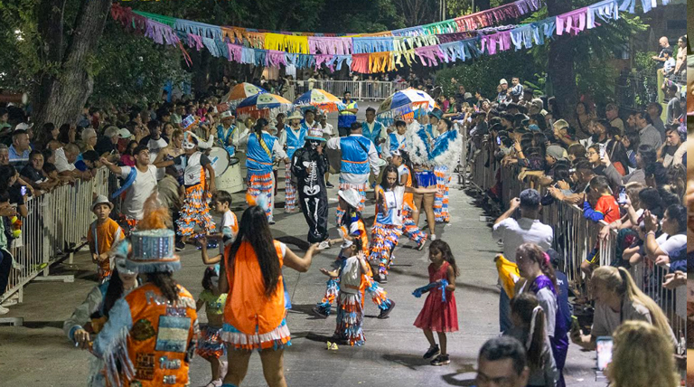 Miles de vecinos le dan brillo y color a los Carnavales de Alte Brown 2 20260217 Brown Carnaval 1 Carnavales de Alte Brown