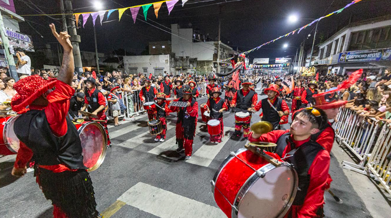 Miles de vecinos le dan brillo y color a los Carnavales de Alte Brown 3 20260217 Brown Carnaval 2 Carnavales de Alte Brown