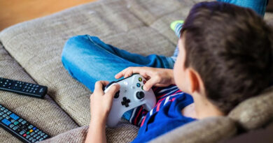 20260218 chico jugando con la play adultos no tiene tiempo para jugar con sus hijos