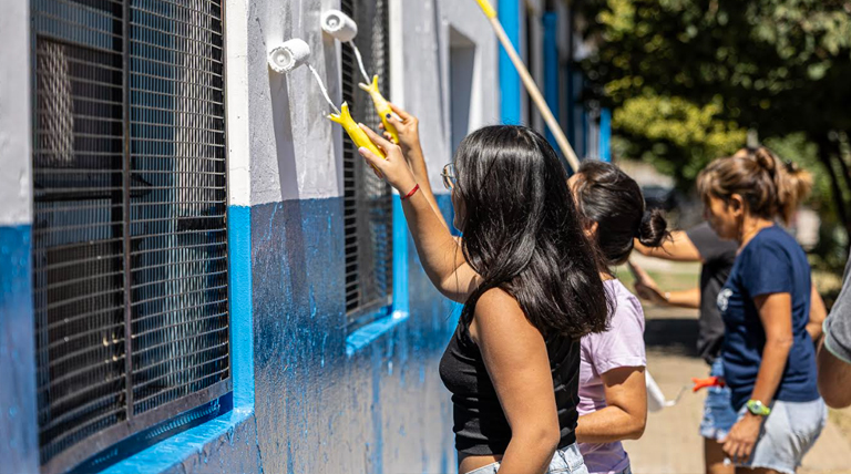 El Municipio realizó una masiva jornada solidaria de pintura y mantenimiento en escuelas de nueve localidades 2 20260222 brown pintura 2 pintura
