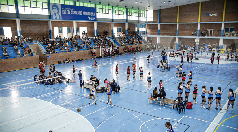 Unos 700 jóvenes participaron de la Copa Brown de Vóley en el Polideportivo Municipal