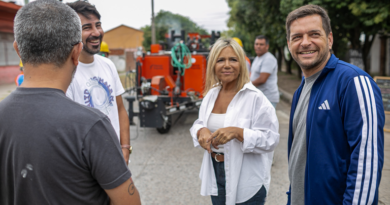 Fabiani y Paula Eichel supervisaron el funcionamiento de nueva maquinaria vial en los barrios