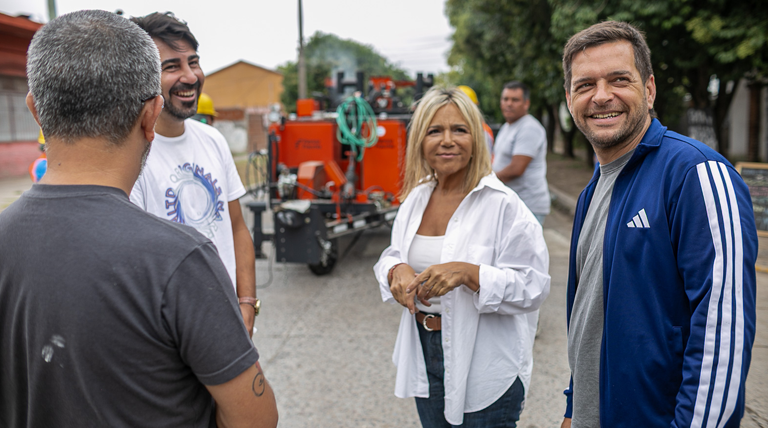 Fabiani y Paula Eichel supervisaron el funcionamiento de nueva maquinaria vial en los barrios