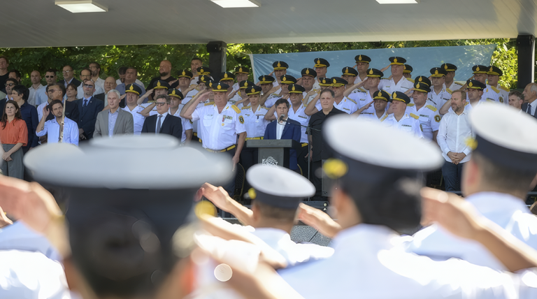 Kicillof encabezó el acto de egreso de 1.547 nuevos oficiales en la Escuela Vucetich Kicillof encabezó el acto de egreso de 1.547 nuevos oficiales en la Escuela Vucetich