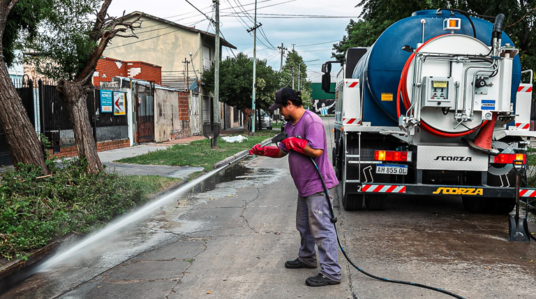 El Municipio profundiza la limpieza de arroyos y bocas de tormenta ante el pronóstico de tormentas para el AMBA