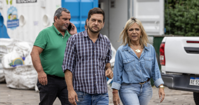 Fabiani y Paula Eichel dialogaron con vecinos durante la instalación de nuevas alarmas comunitarias municipales Fabiani y Paula Eichel dialogaron con vecinos durante la instalación de nuevas alarmas comunitarias municipales