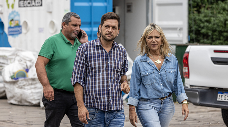 Fabiani y Paula Eichel dialogaron con vecinos durante la instalación de nuevas alarmas comunitarias municipales Fabiani y Paula Eichel dialogaron con vecinos durante la instalación de nuevas alarmas comunitarias municipales