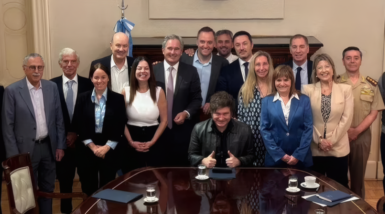 El Gobierno oficializó un aumento del 123% para los sueldos de ministros y secretarios