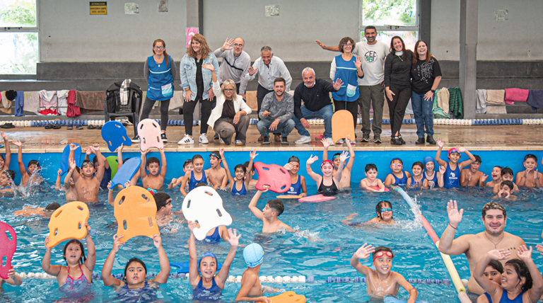 Fabiani y Paula Eichel acompañaron a jóvenes que participan del programa “Todos al Agua” en el Natatorio Municipal Fabiani y Paula Eichel acompañaron a jóvenes que participan del programa “Todos al Agua” en el Natatorio Municipal