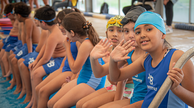 Fabiani y Paula Eichel acompañaron a jóvenes que participan del programa “Todos al Agua” en el Natatorio Municipal 2 20260410 natatorio1 Paula Eichel