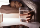 El impacto real de beber agua antes de dormir