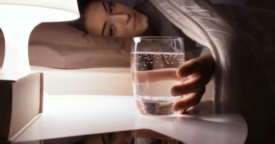 El impacto real de beber agua antes de dormir