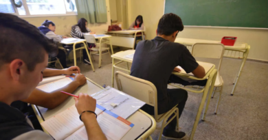 Sin mochilas: una escuela ensaya controles de emergencia por amenazas de tiroteos