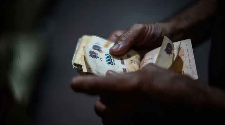 Economía: alertan que muchos argentinos viven con apenas 8 dólares al día