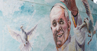 A un año de la partida de Francisco, un mural browniano homenajea al “Papa Argentino”