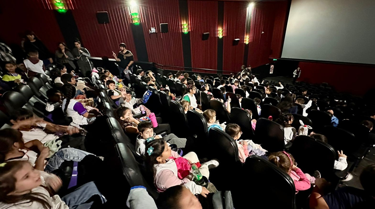 Más de 220 chicos de escuelas de Solano, Calzada y San José fueron por primera vez al cine