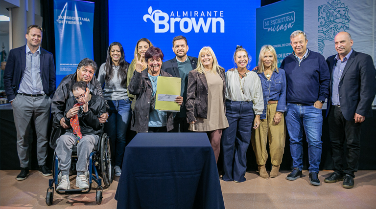 Cascallares, Fabiani y Paula Eichel acompañaron a 184 familias que firmaron su escritura