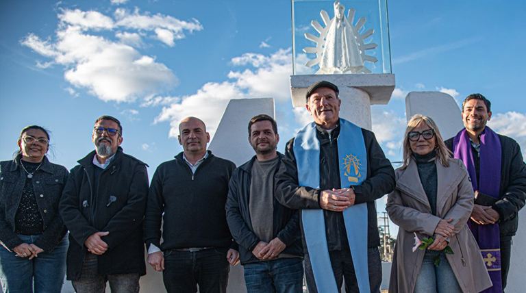 Monseñor Lugones entronizó la imagen de la Virgen de Luján en el Viaducto «papa Francisco» de Alte Brown