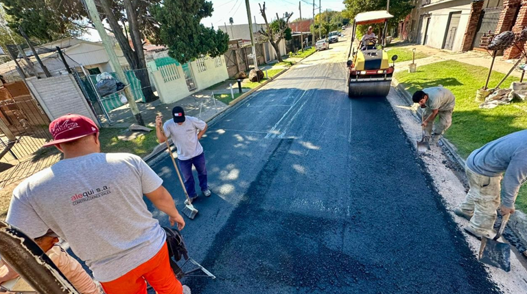 El municipio avanza con pavimentos, bacheos y mejorados en los barrios y las localidades de Alte Brown