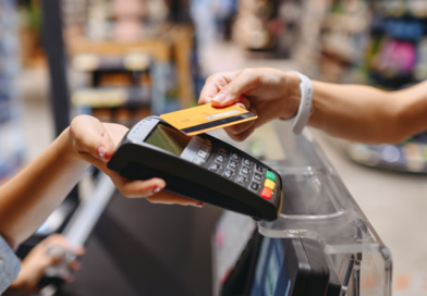 Tarjetas de crédito: el motor para financiar el consumo básico
