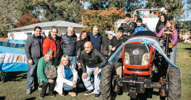Cascallares y Paula Eichel presentaron un tractor y maquinaria agrícola en la Escuela Agraria de Alte Brown Cascallares y Paula Eichel presentaron un tractor y maquinaria agrícola en la Escuela Agraria de Alte Brown