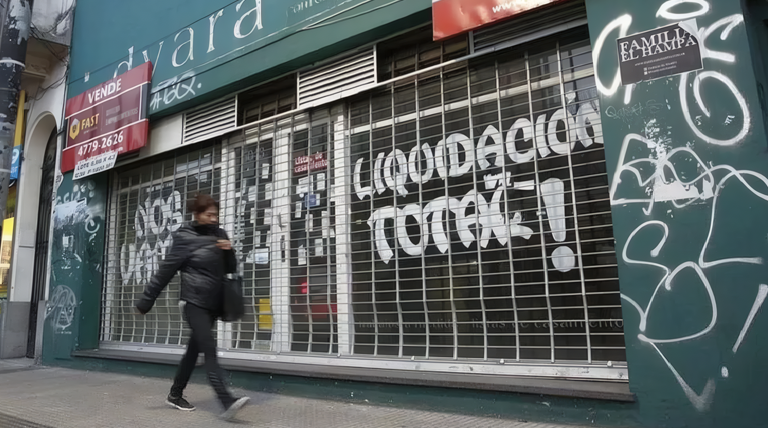 20260520 comercio Persianas bajas